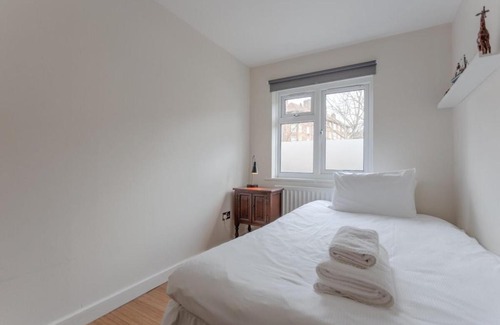 Elephant and Castle Apartment | Well located 2 Bedroom 1 Bath in Elephant & Castle