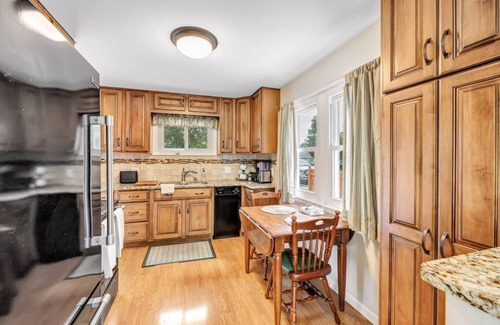 Menasha House | Well maintained home. Close to events. EAA, Packer games, Mile of Music. nnn