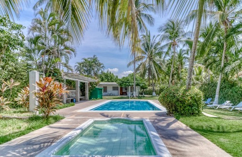 Puntarenas Apartment | Well-situated villa at beachfront property w/shared pool & gardens!