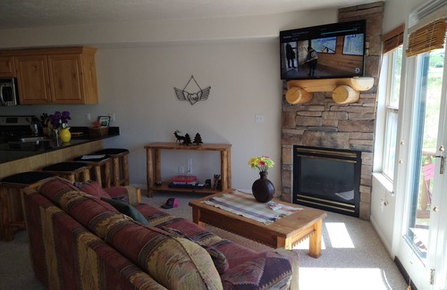 Eden House | Well Stocked Family Condo Right on Golf Course - Near Pool & Hot Tub