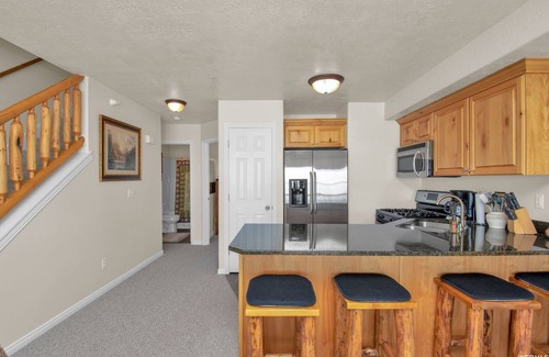 Eden House | Well Stocked Family Condo Right on Golf Course - Near Pool & Hot Tub