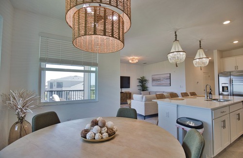 Venice Condo | WELLEN GOLF & COUNTRY CLUB- VIEWS OF LAKE ON 10TH HOLE. POOL, PICKLEBALL & GOLF.