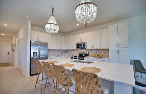 Venice Condo | WELLEN GOLF & COUNTRY CLUB- VIEWS OF LAKE ON 10TH HOLE. POOL, PICKLEBALL & GOLF.