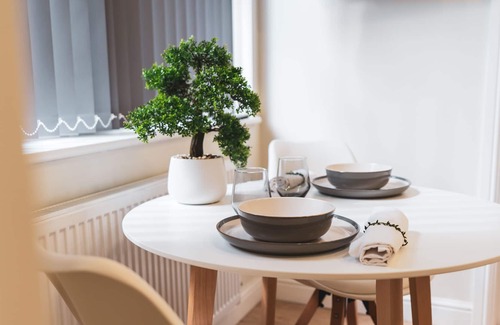 Offerton Apartment | Wellington House Apartment 3 close to Manchester Airport