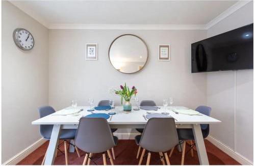 Wells House | Wells City Centre, Quiet Mews House, sleeps 6