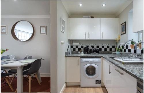 Wells House | Wells City Centre, Quiet Mews House, sleeps 6