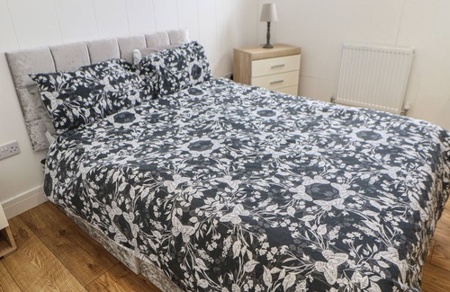 Hutton Rudby Cabin | WENSLEYDALE POD, pet friendly, with hot tub in Hutton Rudby