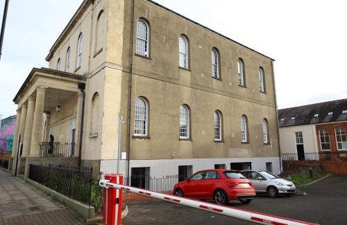 Cheltenham Apartment | Wesley House - Fantastic Location with Free Parking