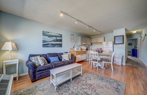 North End Condo | Wesley Paradise ☆Chic 1BD + Private Balcony & Pool