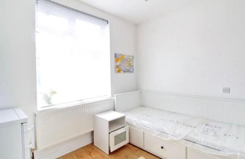 North Acton Apartment | West Acton Studio Flat