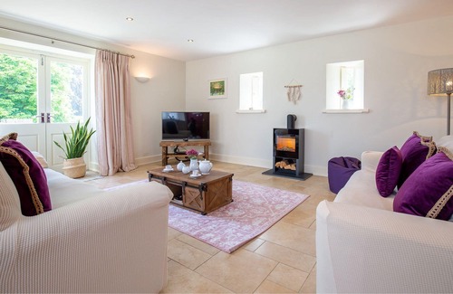 Andoversford Cottage | West Barn Cottage, Shipton Oliffe - sleeps 4 guests in 2 bedrooms