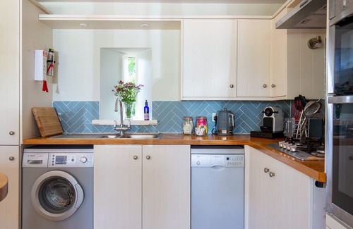 Andoversford Cottage | West Barn Cottage, Shipton Oliffe - sleeps 4 guests in 2 bedrooms
