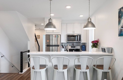 Traverse City Apartment | West Bay Hideaway | Downtown | AC | Beach | Rooftop Deck
