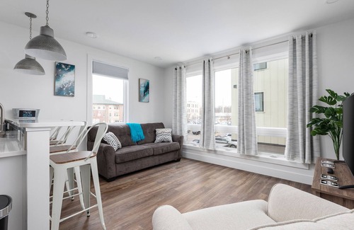 Traverse City Apartment | West Bay Hideaway | Downtown | AC | Beach | Rooftop Deck