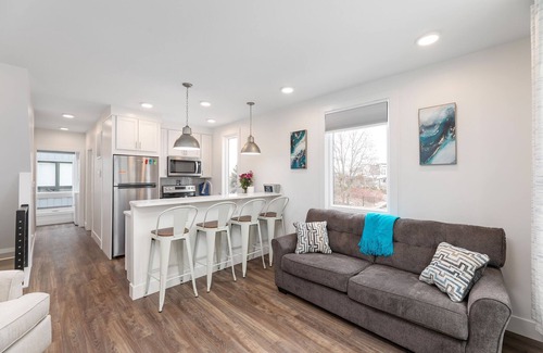 Traverse City Apartment | West Bay Hideaway | Downtown | AC | Beach | Rooftop Deck