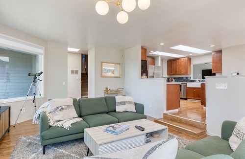 Oak Harbor House | West Beach Lookout by AvantStay | Walk to Beach