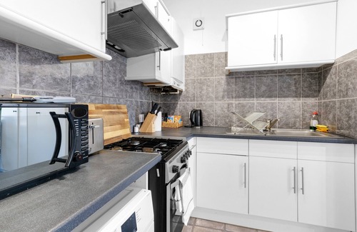 West Ealing Apartment | West Ealing Serviced Apartment A - 2 Bedroom 2 Bath Parking Near Station
