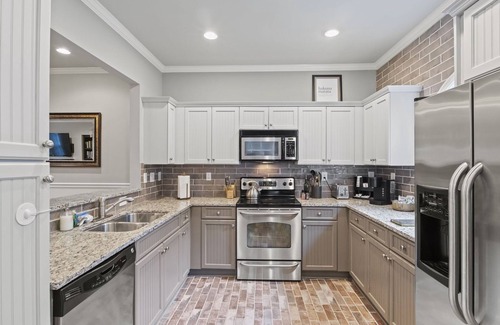 Green Avenue Cottage | West End Cottage near everything Downtown