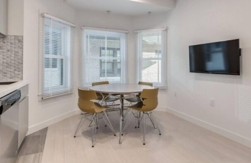 West End Apartment | West-End Heritage Townhouse