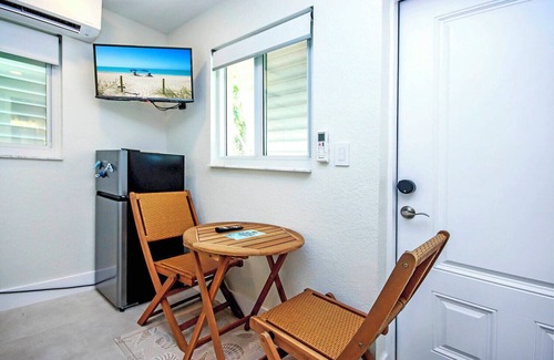 Tradewinds Cottage | West End Paradise Sanddollar 7 - Quaint Hotel Style Room near the Beach