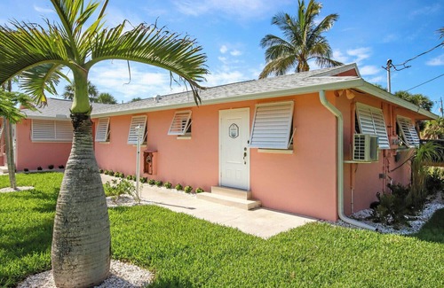 Tradewinds Cottage | West End Paradise Sanddollar 7 - Quaint Hotel Style Room near the Beach
