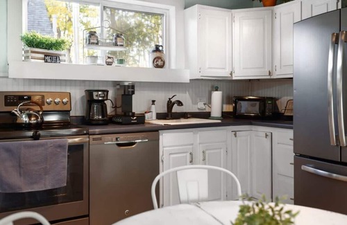 Portsmouth House | West End | Pet-Friendly | Fenced-in Yard | Grill