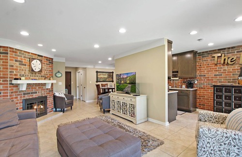 Fontana-on-Geneva Lake Villa | West End Retreat |1st Floor |Abbey Villas |Covered Patio |Fireplace |Walk-in Shower |Pool |Hot Tub