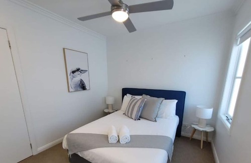 Hamlyn Heights House | West Geelong Spacious Townhouse 3 Bedrooms, Parking, Wifi