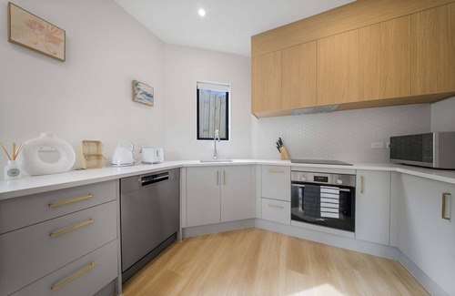 West Harbour House | West Harbour Oasis Modern 4-Bedroom Retreat Unit E