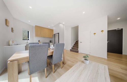West Harbour House | West Harbour Oasis Modern 4-Bedroom Retreat Unit E