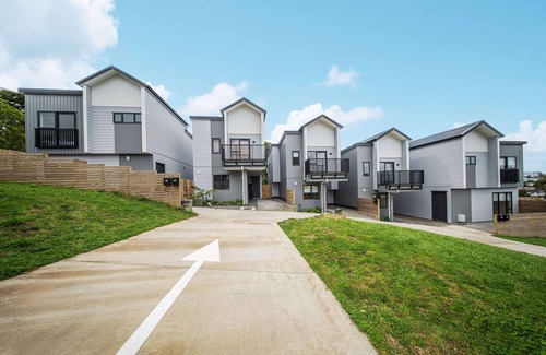 West Harbour House | West Harbour Oasis Modern 4-Bedroom Retreat Unit E