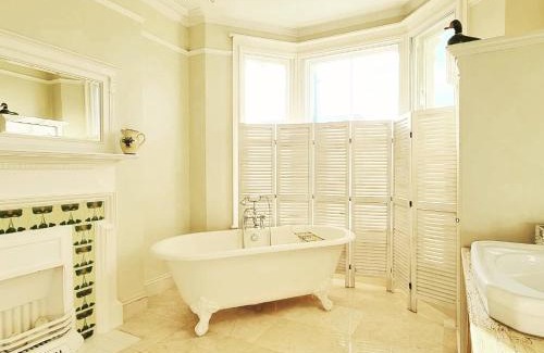 Hastings House | West Hill Retreat Edwardian Balcony Grand Ensuite with Rolltop Bath - Room Served Breakfast & Free Offstreet Parking