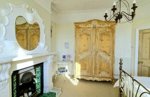 Hastings House | West Hill Retreat Edwardian Balcony Grand Ensuite with Rolltop Bath - Room Served Breakfast & Free Offstreet Parking