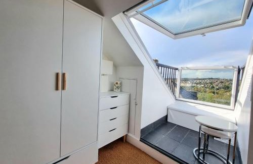 Hastings Apartment | West Hill Retreat Seaview Balcony Self Catered Loft Studio & Free Offstreet Parking