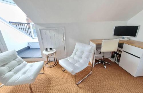 Hastings Apartment | West Hill Retreat Seaview Balcony Self Catered Loft Studio & Free Offstreet Parking