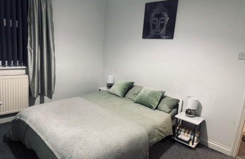 Crewe Apartment | West House - by Eazystays