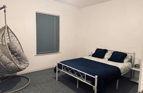 Crewe Apartment | West House - by Eazystays