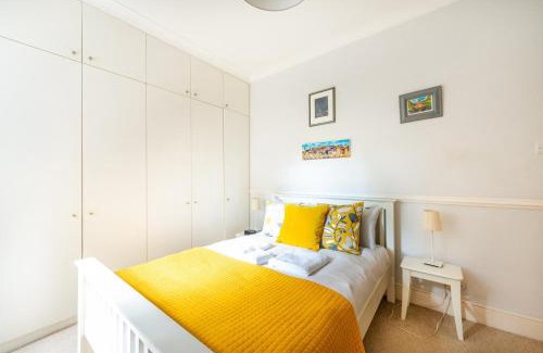 Askew Apartment | West London Gem Chic 1BD Patio Flat Retreat
