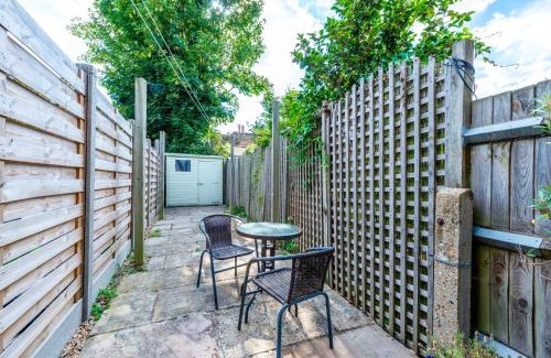 Askew Apartment | West London Gem Chic 1BD Patio Flat Retreat