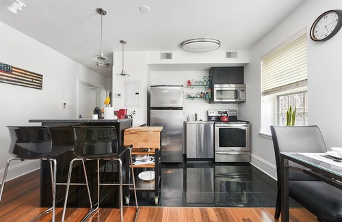 Bloomfield Apartment | ♥West Penn Hospital★ 5★Location ♛Queen Bed~Parking Elevator - Central Location