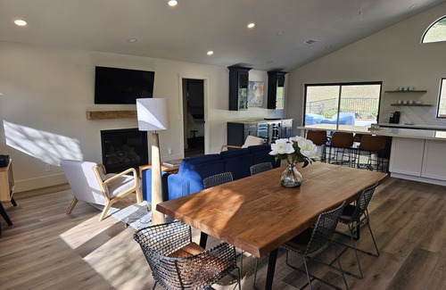 Templeton House | West Side 3BR/3BA - En suite layout, Pool&Hot Tub, nestled in oak covered hills!