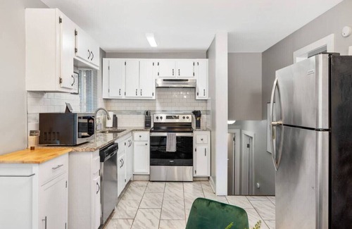 Collier Heights House | West Side Family-Friendly Modern Haven - Sleeps 12