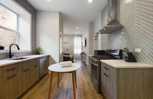 West Town Apartment | West Town 2BR with In-Unit Laundry and Onsite Parking