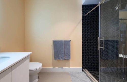 West Vancouver House | West Vancouver Guest Suite (Braeside St)