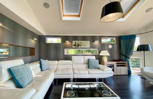 Uphill House | West View