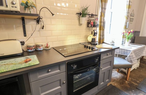 Anick Cottage | WEST WING COTTAGE, pet friendly, character holiday cottage in Hexham