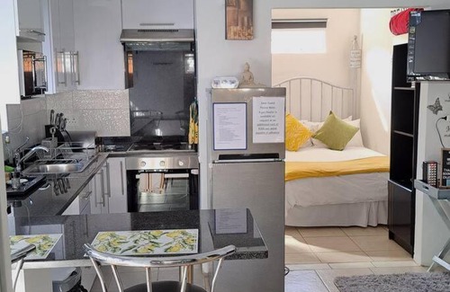 Greater Johannesburg Metropolitan Area Apartment | Westcliff Drive Lemon Tree Cottage