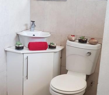 Greater Johannesburg Metropolitan Area Apartment | Westcliff Drive Lemon Tree Cottage