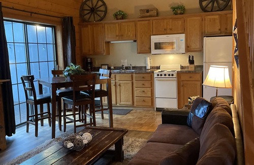 Table Rock Cabin | Western-themed cabin condo~close to Branson fun, area lakes and pet friendly