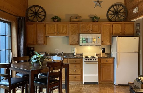Table Rock Cabin | Western-themed cabin condo~close to Branson fun, area lakes and pet friendly